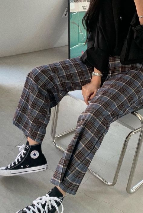 How To Style Flannel, Casual Grunge Outfits, Plaid Pants Outfit, Grunge Tops, Moda Grunge, Soft Grunge Outfits, Sunglasses Cute, Look Grunge, Flannel Pants