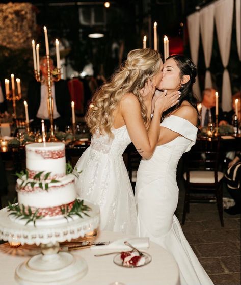 Wedding Lesbian Couple Aesthetic, Wedding Photos Lesbian, Femme Lesbian Wedding, Lesbian Wedding Photography Poses, Lgbt Wedding Photography, Lesbian Wedding Photography, Wlw Wedding, Lesbian Weddings, Queer Weddings