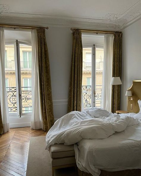 French Apartment, Paris Home, Apartment Aesthetic, Parisian Apartment, Nyc Apartment, Dream Apartment, Apartment Inspiration, Room Inspiration Bedroom, Dream Rooms