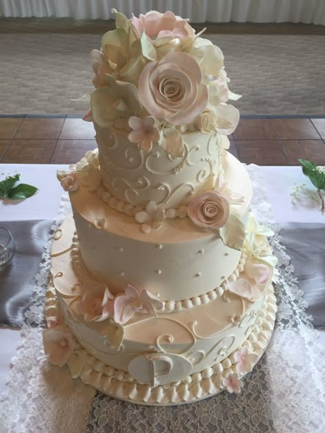 Quince Cakes, Cake Pedestal, Traditional Wedding Cake, Wedding Cake Flavors, Romantic Wedding Cake, Amazing Cake, Gorgeous Wedding Cake, White Wedding Cakes, Unique Wedding Cakes