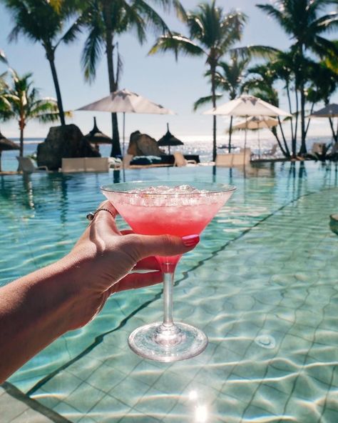 Pool Drinks, Beach Drinks, Fancy Drinks, Vacation Mood, Videos Aesthetic, Pretty Drinks, Beach Combing, Pool Days, 2023 Vision