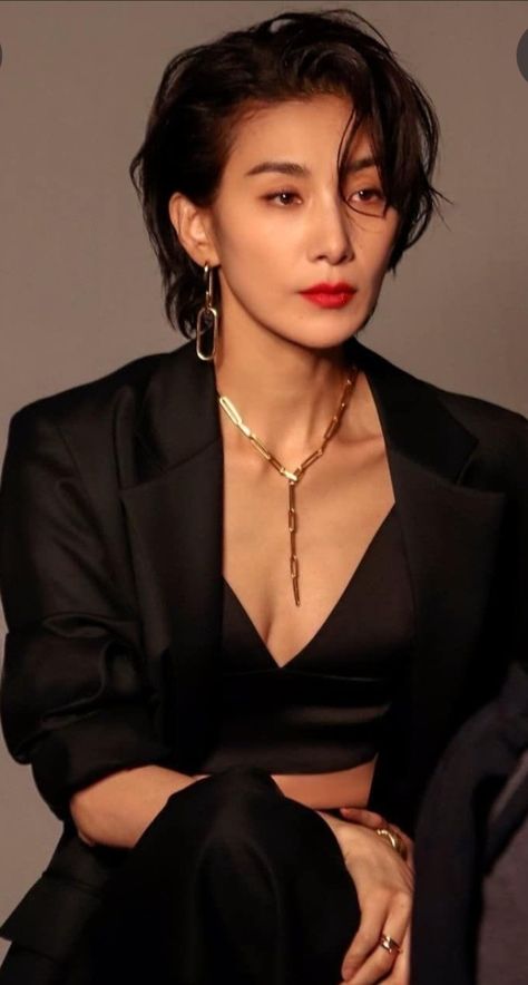 Women In Suits Hairstyles, Hot Haircuts Women, Kim Seo Hyung Style, Asian Women Hairstyles, Kim Seo Hyung, Kim Seohyung, Handsome Women, Playful Poses, Kim Seo-hyung