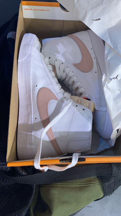 Nike Blazers Aesthetic, Nike Air Blazer, Nike Shoes Aesthetic, Nike Shoes Blazer, Trendy Nike Shoes, Sepatu Air Jordan, Blazers Nike, Tennis Nike, Nike Blazers