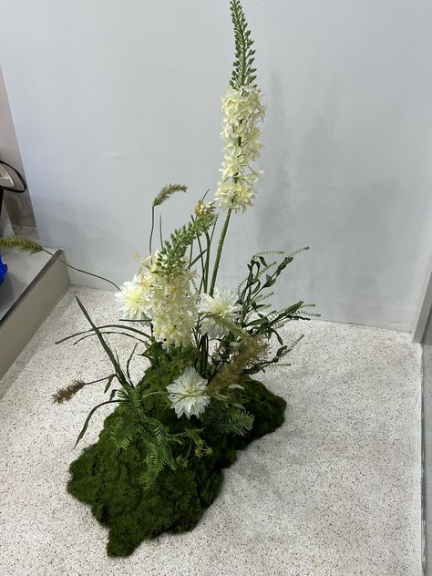 Moss Flower Arrangements, Moss Floral Arrangements, Moss Arrangements, Modern Wedding Ceremony, Green Centerpieces, Flower Window, Flower Installation, Event Floral Design, Giant Flowers