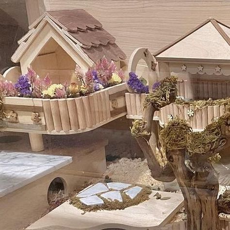 Niteangel ® on Instagram: "Moss + Log = 🌳 Aspen shavings go so well with natural setups! Source: @ashlynn_ayako Setup video: https://youtu.be/_A7tTW1m4og Size: 120x50x60cm Resident: dwarf hamster Bedding: Aspen Shavings Decor: moss, sprays, flowers, wood hides, ceramics, cork granules, sandbath… #hamstersofinstagram #hamsters #hamstercage #hamstercagetheme #syrianhamsters #hamsterdaily #cute #fancy #smallpet #petofinstagram #hamstergram #hamsterlove #hamsterlover #nacageinspirations" Hamster Decorations, Hamster Sprays, Hamster Scaping, Diy Hamster House, Kandang Hamster, Hamster Tank, Diy Hamster Toys, Hamster Diy Cage, Gerbil Toys