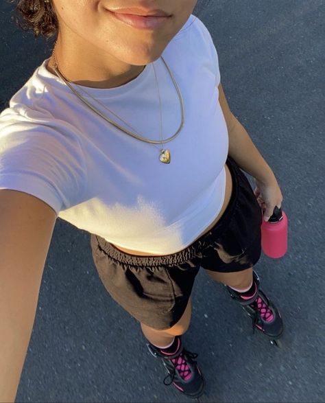 Skate Aesthetic Outfits, Roller Blading, Roller Skating Outfits, Skate Aesthetic, Skating Aesthetic, Women Skates, Roller Skaters, Skater Aesthetic, Roller Girl