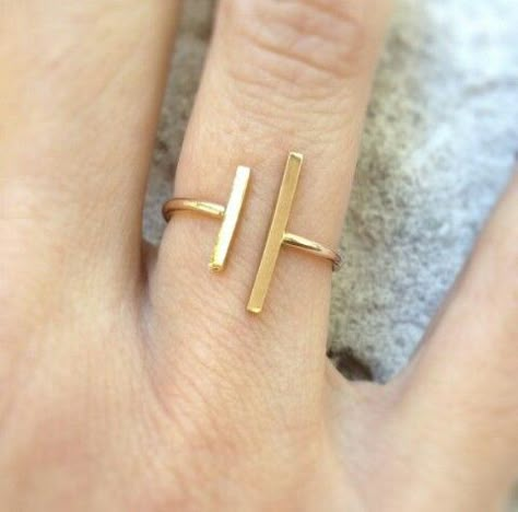 Simple but beautiful gold geometric ring Rings Jewelry Simple, خواتم خطوبة, Paris Jewelry, Ring Minimal, Bar Ring, Everyday Ring, Gold Rings Fashion, Gold Jewelry Simple, Everyday Rings