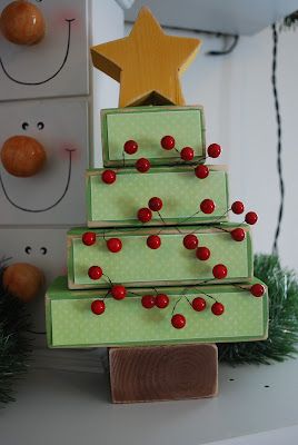 2x4 Wood Crafts, Christmas 2x4 Wood Crafts, Painted Wood Crafts, 2x4 Crafts, 2x4 Wood, Wooden Christmas Crafts, Wood Block Crafts, Wood Craft Projects, Christmas Chalkboard