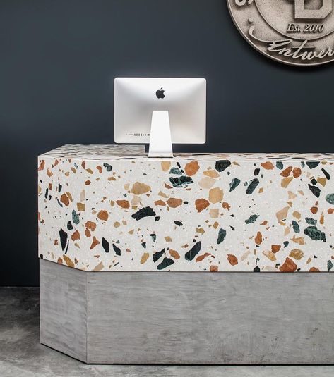 Striking terrazzo reception desk #terrazzo Front Desk Design, Q Design, Business Office Design, Dental Office Design Interiors, Reception Desk Office, Reception Desk Design, Interior Design Portfolios, Reception Counter, Dental Office Design