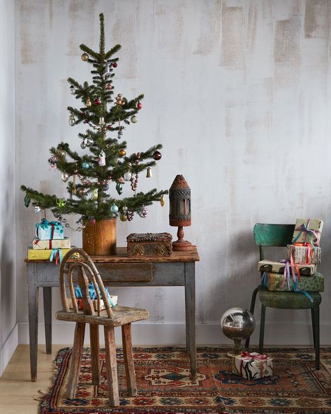 john-derian-antique-christmas-tree-1218 Christmas Tree Minimal, White Flocked Christmas Tree, Scandinavian Christmas Trees, Antique Christmas Tree, Christmas Tree Decorating Ideas, Tree Decorating Ideas, Christmas Tree Decorating, Themes Ideas, Tinsel Tree