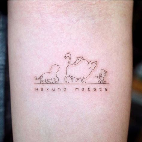 Hakuna Matata! Vive y sé feliz! --- #arte #madridtattoo #tatuaje #tatuajesbarcelona #tattoolife #tatuajesevilla #tatuajesenfotos #tatuajesvalencia #tatuajesytatuadores #hakunaMatata #elreyleon Hakuna Matata Tattoo, Font Tato, Lion King Tattoo, Tattoo Diy, King Tattoos, Marvel Tattoos, Cat Tattoos, Inspiration Tattoos, Disney Tattoo