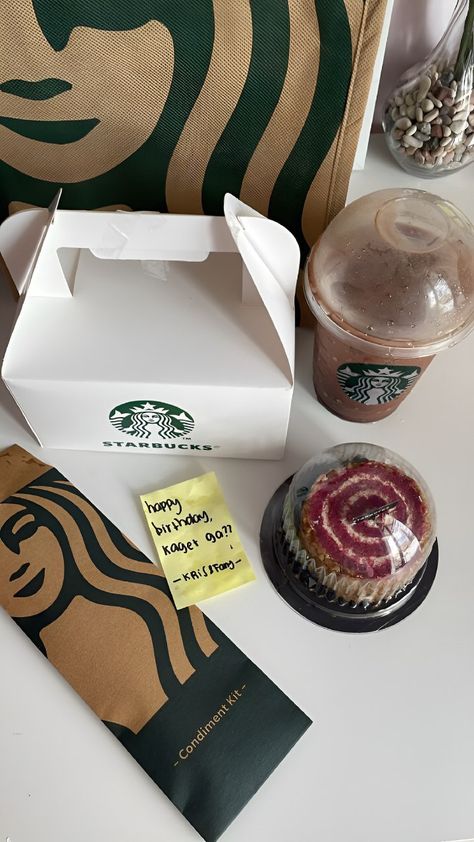 White Aesthetic Birthday, Gift Makanan, Starbucks Red Velvet, Aesthetic Birthday Gifts, Birthday Starbucks, Red Velvet Birthday, Starbucks Chocolate, Starbucks Birthday, Starbucks Cake