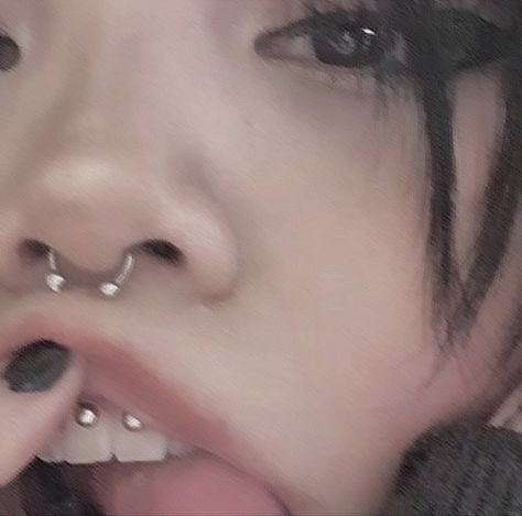 Aesthetic Nose Pericings, Grunge Piercings Face, Septum Piercing Aesthetic Grunge, Piercings Aesthetic Face, Snake Bites Piercing Aesthetic, Aesthetic Piercings Face, Nose Pericings, Face Piercings Aesthetic, Y2k Piercings