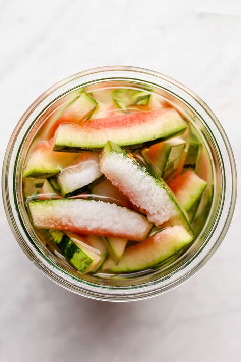 Fermented Watermelon, Canning Sauces, Watermelon Rind Pickles, Freeze Vegetables, Watermelon Rind Recipes, Pickled Things, Pickled Watermelon, Fermented Vegetables Recipes, Growing Melons