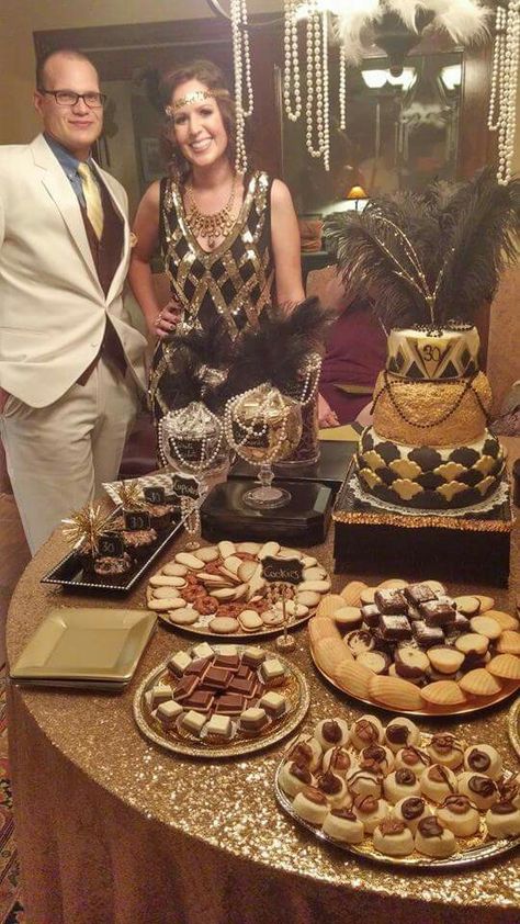 Gatsby gold black dessert table Great Gatsby Dessert Table, Great Gatsby Food, Black Dessert Table, Gatsby Food, Gatsby Party Decorations, Black Dessert, Great Gatsby Themed Party, Mystery Dinner Party, Gatsby Themed Party