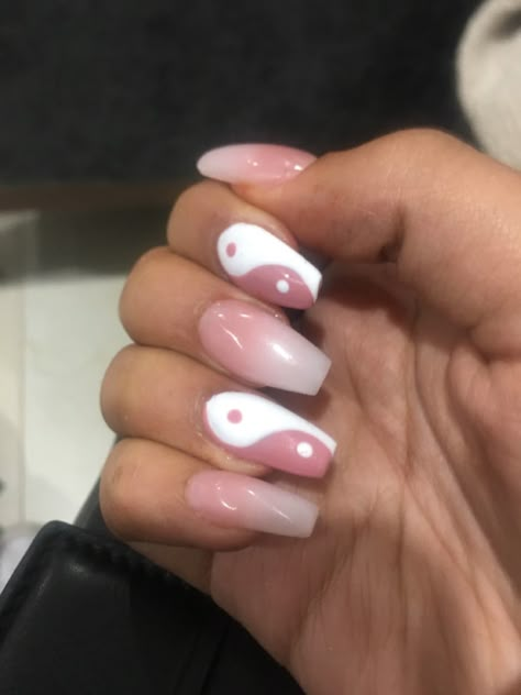 yinf yang style nails pink gradient Hung Yang Nails, Yin Yang Nails Coffin, Nail Ideas Coffin Medium, Nail Designs Coffin Medium, Nail Inspo Coffin Medium, Ying And Yang Nails, Ying Yang Nail Art, Ebony Makeup, Ying Yang Nails