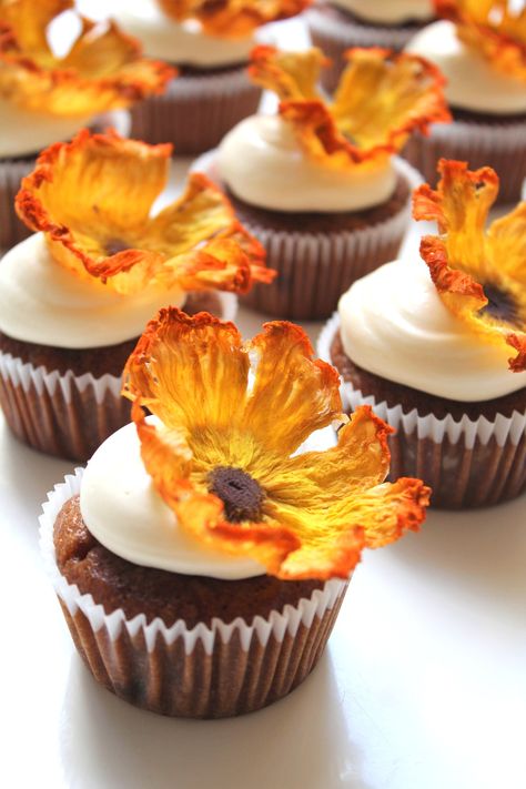 Hummingbird Cupcakes with Dried Pineapple Flowers – T O N I B R A N C A T I S A N O Dried Pineapple Flowers, Hummingbird Cupcakes, Pineapple Cupcakes, Orange Cupcakes, Pineapple Flowers, Cake Rack, Halloween Fruit, Banana And Egg, Hummingbird Cake