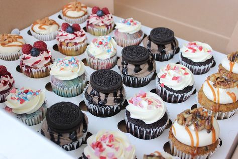 Assorted Cupcakes Ideas, Cake Cup Flavors, Red Velvet Cupcake Decorating Ideas, Mini Cake With Cupcakes, Cupcake Packaging Ideas, Modern Cupcakes, Cupcake Assortment, Cupcakes Aesthetic, Vanilla Oreo