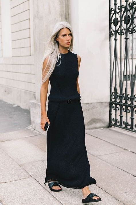 Sarah Harris, British Vogue Editor in Fashion Inspiration - Cool Chic Style Fashion Minimal Stil, Mode Ab 50, Sarah Harris, Minimalist Moda, Long White Hair, Perfect Summer Outfit, Mode Boho, Vogue Uk, Mode Casual