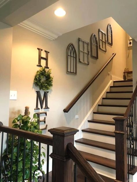 Ingangs Decor, Decoration Hall, Decorating Above Kitchen Cabinets, Staircase Wall Decor, Stairway Decorating, Apartment Studio, Staircase Wall, Staircase Decor, Stair Case