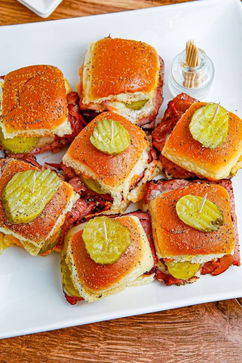 Pastrami Sliders - My Incredible Recipes Pastrami Sliders, Easy Slider Recipes, Easy Slider, Dill Pickle Slices, Slider Buns, Quick And Easy Dinner, Hawaiian Rolls, Slider Recipes, Provolone Cheese