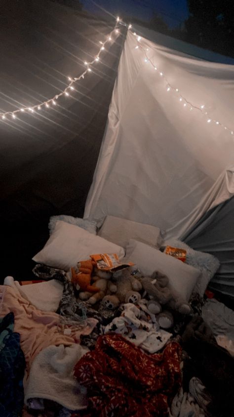 Asthetic Sleepover Ideas, Halloween Trampoline, Trampoline Fort Sleepover, Trampoline Fort Aesthetic, Noc Na Trampoline, Trampoline Sleepover Aesthetic, Fall Trampoline Sleepover, Trampoline Sleepover Ideas, Summer Trampoline Sleepover