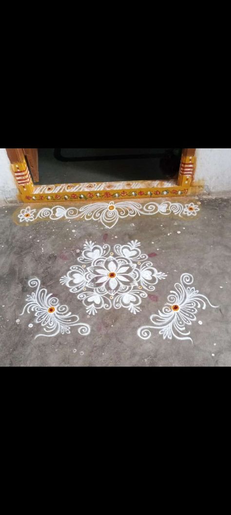 Simple and easy rangoli Muggu Borders, Side Border Rangoli Designs, Jhoti Design, Melika Muggulu, Dhanurmasam Muggulu, Simple And Easy Rangoli, Ns Logo, Daily Muggulu, Indian Rangoli Designs