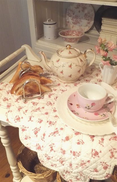 Dulce Core, Pretty Table Settings, Tree Cottage, Tea Trolley, Drink Cart, Coffee Party, Cottage Aesthetic, Tea Cart, Ash Tree