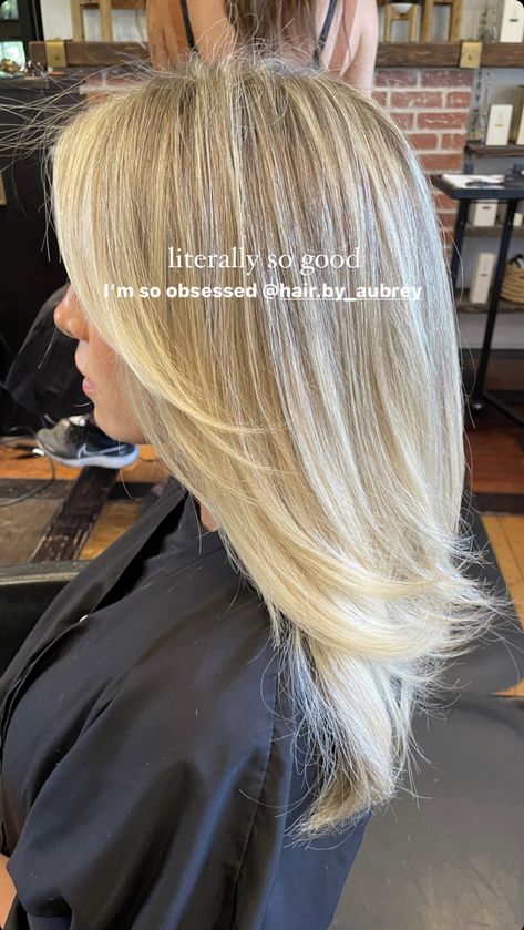 Acquired Style Hair, Honey Blonde Shoulder Length Hair, Blond Hair Inspiration, Blond Strands, Blonde Hair Layers, Layered Bangs, Vanilla Blonde, Medium Blonde Hair, Summer Blonde Hair