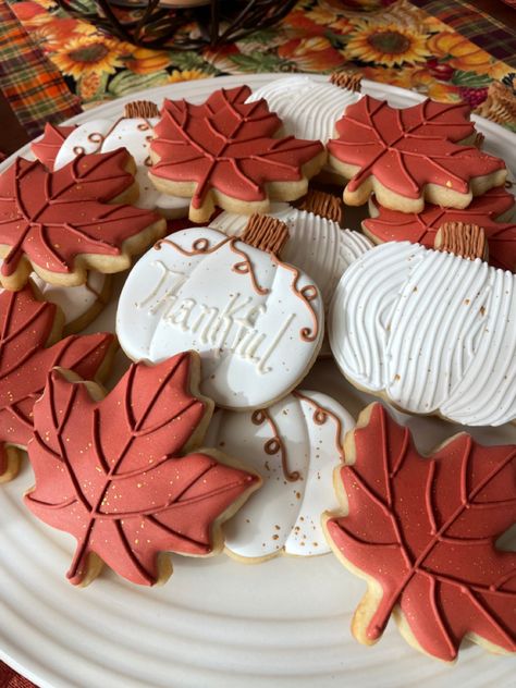 Autumn Leaf Cookies Decorated, Maple Leaf Decorated Cookie, Thanksgiving Pie Cookies Decorated, Maple Leaf Cookies Royal Icing, Royal Icing Fall Leaves, Fall Leave Cookies, Simple Fall Sugar Cookies Decorated, Leaf Cookies Fall, Maple Leaf Cookies Decorated