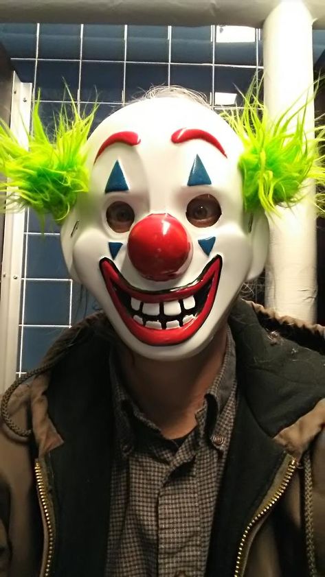 This photo features New York film and stage actor MICHAEL JAMES FRY in his clown mask and costume in this leaked photo taken from the making of the overwhelmingly popular *JOKER* movie, starring JOAQUIN PHOENIX in the title role. Joker Clown Mask, Joker Face Mask, Scary Clown Masks, Michael Myers Clown Mask, Killer Klowns From Outer Space Mask, Dazzler Marvel, Joker Mask, Joker Movie, Joker Tattoo Design