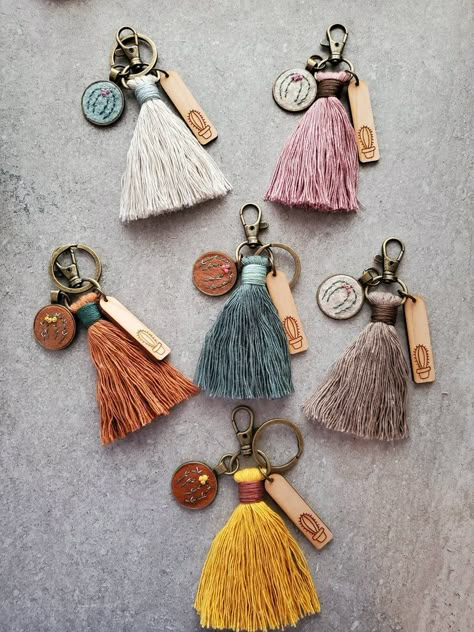 Tassen Hanger, Pola Macrame, Flowering Cactus, Tassel Crafts, Tassel Bag Charm, Diy Crochet Bag, Tassel Keychain, Tassel Bag, Handbag Charms