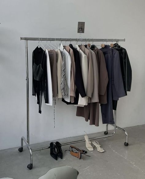 What Slow Fashion Means to Us — ShopThing Garment Racks Bedroom, Garment Racks Aesthetic, Bedroom Ideas Organization, Minimalist Bedroom Closet, Aesthetic Walk In Closet, Cozy Bedroom Minimalist, Bedroom Clothing Rack, Clothing Rack Aesthetic, Base Clothing