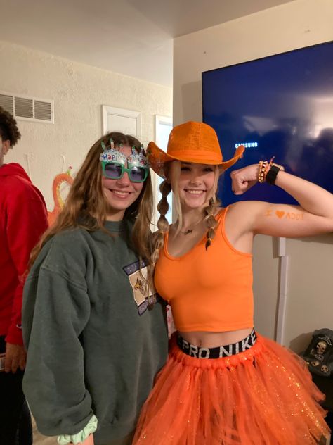 Orange And Black Spirit Day Outfit, Orange Team Spirit Ideas, Orange Football Game Outfit, Orange Spirit Day Outfit, Orange Out Football Game Outfit, Orange Costume Ideas, Colors Birthday Party, Sports Day Outfit, Orange Games