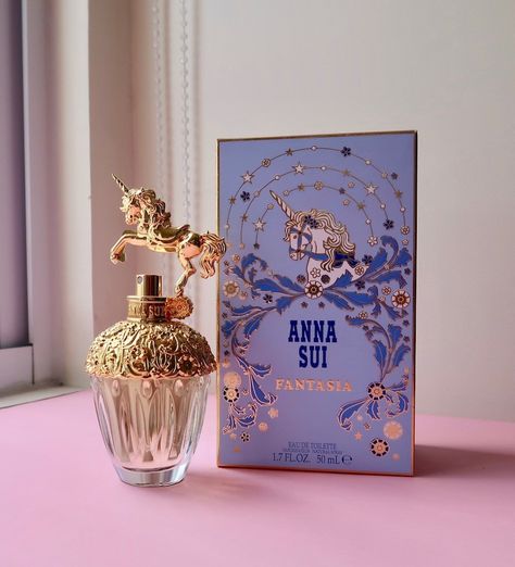 Anna Sui Aesthetic, Anna Sui Fantasia, Anna Sui Perfume, Koleksi Makeup, Pretty Perfume Bottles, Happy Go Lucky, Summer Fragrance, Perfume Scents, Perfume Lover