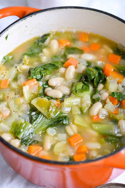 Escarole and White Bean Soup Recipe (only 9 ingredients!) - Earthly Provisions Escarole And Bean Soup, Cannellini Beans Soup, Escarole Soup, Soup With Vegetables, Bean And Vegetable Soup, Bean And Bacon Soup, White Bean Soup Recipes, Soup Vegetarian, Bean Soup Recipe