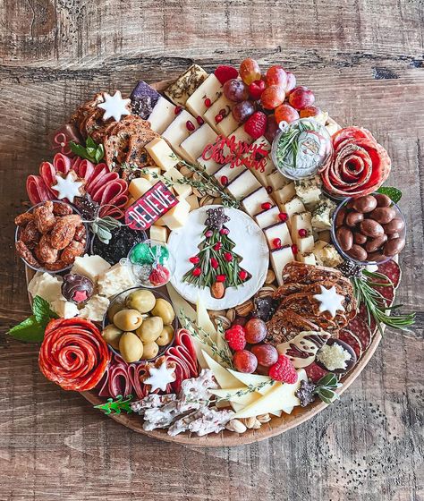 Christmas Brie, Fancy Cheese Board, Charcuterie Christmas, Christmas Cheese Boards, Christmas Spread, Christmas Charcuterie, Candy Board, Christmas Cheese, Christmas Buffet