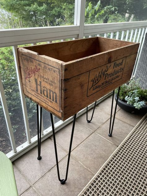 Wooden Crate Flower Boxes, Old Wooden Crates Repurposed, Plants In Wooden Boxes, Wooden Crate Planter Ideas, Vintage Wooden Box Decor Ideas, Old Wooden Boxes Ideas Decor, Vintage Crates Ideas, Vintage Plant Stands, Crate Plant Stand