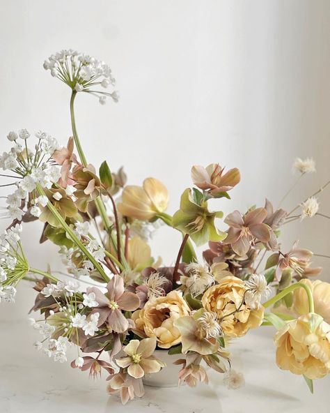 Neutral Vase Arrangement, Muted Spring Color Palette Wedding, Neutral Flower Arrangements, Floral Designs Arrangements, Earthy Neutrals, Fall Garden Wedding, Neutral Wedding Flowers, Neutral Wedding Colors, Ikebana Arrangements