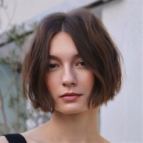 Slimming Textured Jaw-Length Bob Haircuts No Bangs, Asymmetrical Bob Short, Bobs For Round Faces, No Bangs, Bob Haircut For Round Face, Chin Length Bob, Chin Length Hair, Silver Blonde, Round Face Haircuts