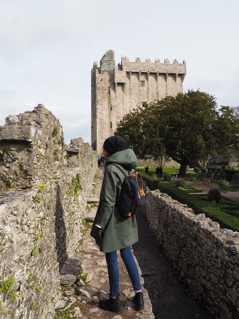 Green Raincoat Outfit, Rain Jacket Outfit, Ireland In March, Scotland Outfit, Stutterheim Raincoat, Green Jacket Outfit, Uk Fits, Green Rain Jacket, Rain Outfit