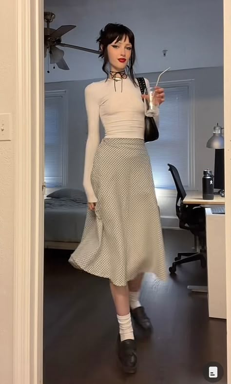 Bayonetta Fashion Aesthetic, Modern 50s Outfits, Office Wear Women Skirt, Chic Conservative Outfits, Twee Office Outfit, Hyper Feminine Style, Crochet Work Outfit, Bayonetta Style Outfits, Bayonetta Core Outfits