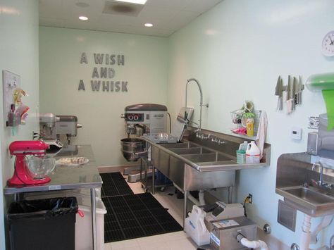 Home Bakery Room Ideas, Bakery Shed Ideas, Micro Bakery Shop, At Home Bakery Kitchen, Cake Kitchen Design, Shed Bakery Ideas, Cake Room Ideas, Home Bakery Kitchen Layout, Micro Bakery Layout