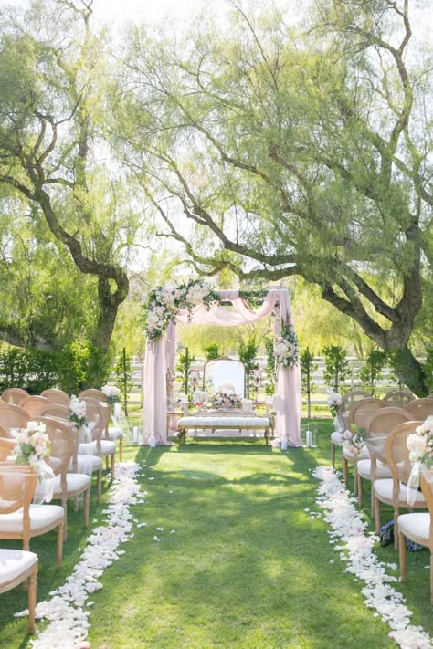 wedding ceremony decor in pink and white Wedding Decor Garden Party, Outside Ceremony Ideas, Wedding White Decor, Outdoor Decoration Wedding, Wedding Decoration Garden, Wedding In Garden Ideas, Wedding At Garden, Ceremonial Arch Wedding, All White Garden Wedding