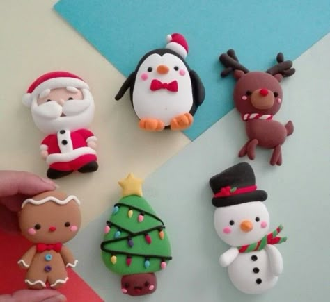 Mini Clay Art Christmas, Easy Christmas Clay Ideas, Clay Ideas Christmas, Polymer Clay Christmas Ornaments Diy, Salt Dough Ideas, Christmas Clay Ideas, Polymer Clay Christmas Decorations, Mini Clay Ideas, Xmas Clay