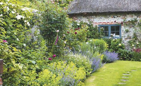 9 traditional cottage garden ideas | Real Homes New Build Cottage Garden, How To Plan A Cottage Garden, Cottage Garden Planting Scheme, Cottage Garden Vegetable Patch, Cottage Garden Patio, Cottage Pollinator Garden, Small Cottage Garden Ideas, Cottage Garden Borders, Cottage Garden Plants