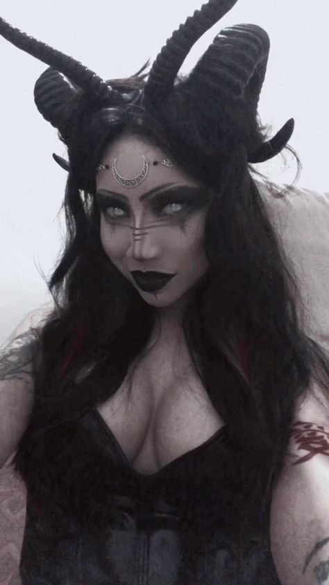 Lilith Makeup Halloween, Lilith Costume Halloween, Fallen Angel Costume Ideas, Demon Halloween Costume, Halloween Fantasia, Demon Makeup, Dark Costumes, Demon Costume, Horror Halloween Costumes