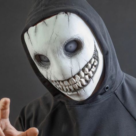 New creepy smiley mask. #mask #helloween #cosplay #ukrainecosplay Scary Halloween Ideas Costumes, Masks Aesthetic, Smiley Mask, Mask Monster, Oc Cosplay, Scary Masks, Sick Drawings, Creepy Masks, Blood Work