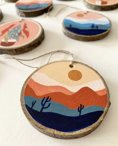 Mini Wood Rounds Crafts, Wood Slice Art Paint Easy, Painting On Wood Slices Ideas, Wooden Circle Painting Ideas, Art Festival Booth Display, Art Festival Booth, Arts And Crafts For Teens, Circle Painting, Wood Slice Art