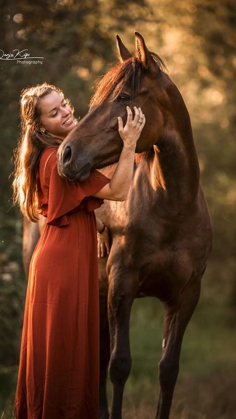 Senior Horse Photography, Equestrian Photoshoot, Horse Photoshoot Ideas, Equine Photography Poses, Horse Senior Pictures, Horse Photography Poses, Foto Cowgirl, Pictures With Horses, Horse And Human